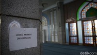 Masjid ini juga menyediakan takjil untuk berbuka puasa dan meniadakan iktikaf.  