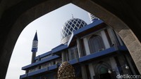 Masjid Al Azhar Jaka Permai dikenal juga sebagai masjid biru karena warna kubahnya. 