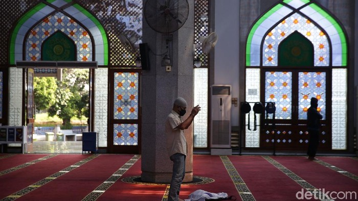 Warga membaca Al Quran di Masjid Al Azhar Jaka Permai, Kalimalang, Kota Bekasi, Jawa Barat, Selasa (20/4/2021).