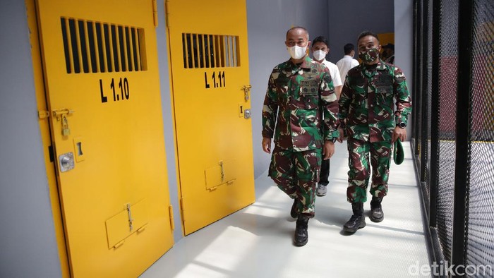 Markas Pomdam Jaya memiliki ruang tahanan militer dengan teknologi canggih. Nah, seperti apa sih canggihnya? Simak foto-fotonya berikut ini.