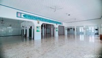 Sekilas memang masjid ini tidak tampak seperti masjid yang berusia ratusan tahun. Bangunan masjid bercat putih ini masih terlihat kokoh dan terawat. Konon, masjid ini berusia 600 tahun.