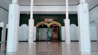 Dalam melaksanakan tugasnya itu, Sunan Gunung Jati turut dibantu oleh beberapa orang pembantunya yang disebut Ki Gedeng. Masjid Jami Darussalam awalnya hanya memiliki ukuran 10x10 meter persegi. Karena usianya yang sudah ratusan tahun masjid ini telah mengalami renovasi sebanyak tujuh kali hingga kemudian diperluas bangunannya.
