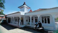 Menurut Abah Wahdi, Masjid Jami Darussalam dibangun oleh para pembantu Sunan Gunung Jati hanya dalam waktu satu malam. Selain Masjid Jami Darussalam, pembantu Sunan Gunung Jati juga terlebih dahulu membangun masjid di Banten dan Cirebon.