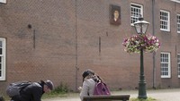 De Nachtwacht secara sederhana menampilkan pentolan milisi Amsterdam, Kapten Frans Banninck Cocq dan Letnan Willem van Ruytenburch dalam sorotan utama yang mengenakan selempang merah dan topi kuning. Lukisan Rembrandt tersebut dikenal dengan gayanya yang disebut ‘Chiaroscuro’ (kontras antara gelap dan terang), sebelumnya pernah direstorasi 40 tahun silam sejak dirusak oleh seseorang dengan menggunakan pisau.  