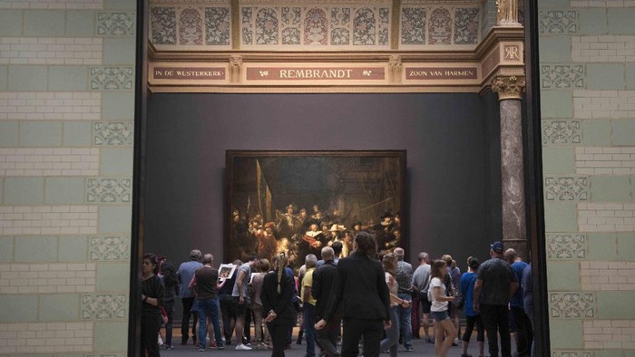 Lukisan De Nachtwacht  dipajang di Aula Kloveniersdoelen, Rijk Museum sejak 1885.