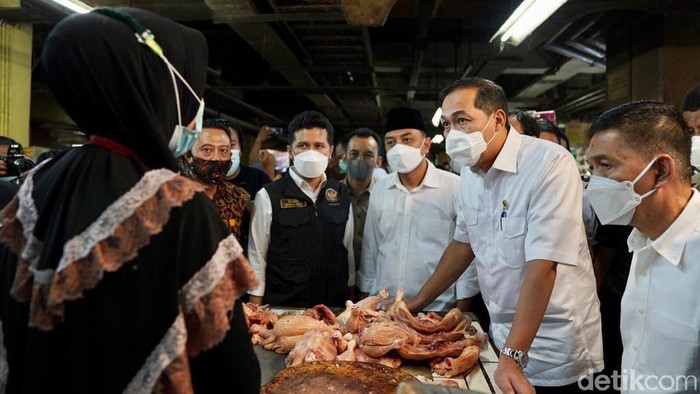 Harga daging ayam di Surabaya naik Rp 5 ribu dalam sepekan Ramadhan. Menteri Perdagangan Muhammad Lutfi menyebut, itu terjadi karena harga pakan ayam yang tinggi.