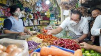 Sebelum akhir jabatannya, kelangkaan minyak goreng di dalam negeri menjadi kontroversi sejak awal tahun 2022 hingga belakangan ini. Mendag Lutfi pun mendapatkan banjir kritik dari berbagai pihak. Kejaksaan Agung telah telah menetapkan Dirjen Perdagangan Luar Negeri Kementerian Perdagangan (Kemendag) IWW sebagai tersangka kasus minyak goreng. Kasus tersebut, menjadi catatan penting bagi Lutfi Mendag saat itu, untuk harus berani melakukan perubahan radikal. Esti Widiyana/detikcom