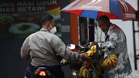 Kakek itu berjualan buah pisang dengan menggunakan sepeda ontel di kawasan Jalan Raya Legok, Kota Bekasi, Jawa Barat.