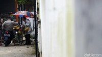 Setiap harinya ia masih membanting tulang dengan berjualan buah pisang.