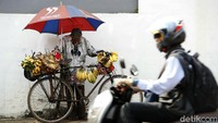 Usia tak mematahkan semangat kakek ini berjualan demi mencukupi kehidupan keluarga.