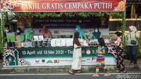 Dari anak-anak hingga orang dewasa turut mengantre dengan sabar untuk mendapatkan giliran.  