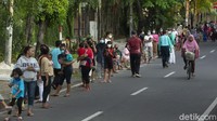 Jalan Cempaka Putih Tengah XXI selalu ramai kala menjelang buka puasa.  