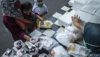 Warga menyambut pembagian takjil dengan antusias.  