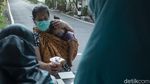 Momen Antrean Panjang Warga Berburu Takjil Gratis