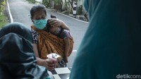 Jika telat sedikit antrean akan cepat mengular, meski begitu warga tetap tertib untuk menanti takjil berbuka.  