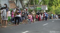  Antusias warga yang mengantre dengan tertib ini telah dimulai bahkan sejak siang hari.  