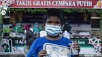 Momen Antrean Panjang Warga Berburu Takjil Gratis