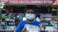 Menu takjil seperti kue, kolak, gorengan, mie ayam, nasi kotak hingga es buah siap dibagikan kepada warga.  