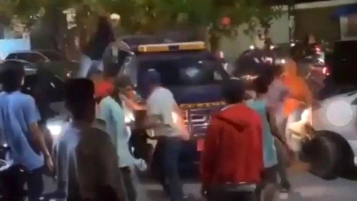 Kejadian mencekam dialami petugas Bea Cukai Kantor Wilayah DJBC Riau. Saat melakukan pengejaran target operasi yang diduga membawa rokok ilegal, petugas diserang oleh orang tak dikenal (OTK).