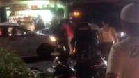 Tim mengikuti target dan berhasil menghentikan mobilnya sekitar pukul 23.00 WIB di Jalan Juanda Pekanbaru.