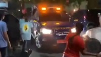 Sekitar pukul 23.45 WIB muncul 3 mobil berisi sekitar 15 orang dan menyerang Tim Bea Cukai. Salah satu mobil operasional Tim Bea Cukai diserang menggunakan batu dan rusak parah.