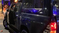 Satu orang anggota Bea Cukai mengalami luka parah di kepala dan segera dilarikan ke Rumah Sakit terdekat, satu orang lainnya mengalami luka ringan.