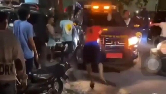 Momen Mencekam Petugas Bea Cukai Diserang Saat Ungkap Rokok Ilegal Kejadian mencekam dialami petugas Bea Cukai Kantor Wilayah DJBC Riau. Saat melakukan pengejaran target operasi yang diduga membawa rokok ilegal, petugas diserang oleh orang tak dikenal (OTK).