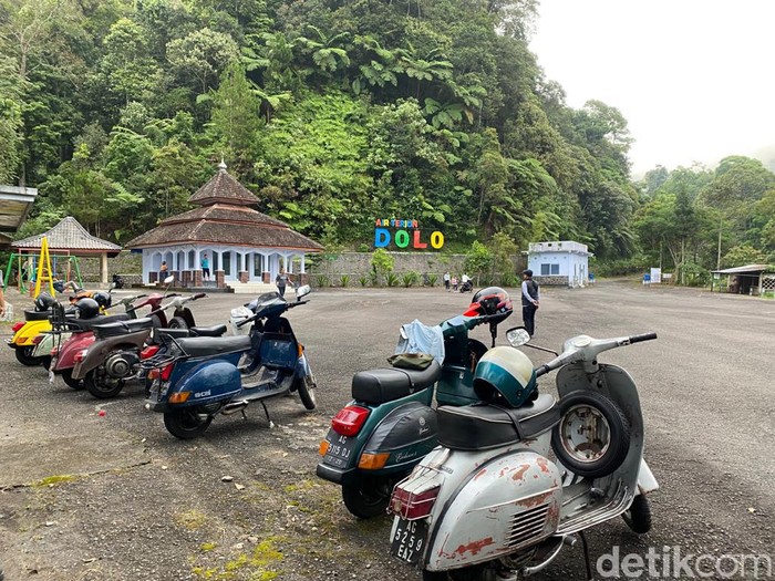 Ada banyak hal yang bisa dilakukan saat menunggu buka puasa. Salah satunya dengan ggabuburit di Lereng Gunung Wilis menggunakan Vespa.