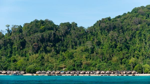 Pemerintah Thailand memerintahkan Suku Moken untuk pindah ke tanah yang solid. Mereka direlokasi ke sebuah desa darurat di dalam Taman Nasional Ko Surin. Pemerintah Thailand memerintahkan Suku Moken untuk pindah ke tanah yang solid. Mereka direlokasi ke sebuah desa darurat di dalam Taman Nasional Ko Surin.