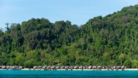 Pemerintah Thailand memerintahkan Suku Moken untuk pindah ke tanah yang solid. Mereka direlokasi ke sebuah desa darurat di dalam Taman Nasional Ko Surin.