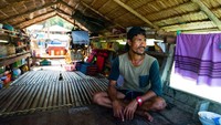 Pada usia 35, Hook Klathalay adalah salah satu generasi terakhir Moken yang dibesarkan di laut. Ketika dia berumur lima tahun, orang tuanya pindah ke darat agar dia bisa mengenyam pendidikan.
