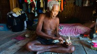 Ini Salamak Klathalay (78), seperti kebanyakan dari kita karena tinggal di sebuah rumah, di darat. Ia adalah anggota kelompok Suku Moken Thailand, juga dikenal sebagai sea gypsies atau chao ley bahasa Thai untuk orang laut.