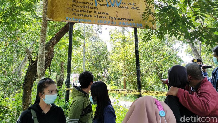 Orang tua Dessy Sri Diantary turut menyaksikan rekonstruksi pembunuhan putrinya di Waduk Sermo, Kulon Progo, Selasa (20/4/2021)