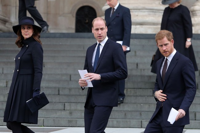 Trio Pangeran Harry, Pangeran William dan Kate Middleton ketika menghadiri Grenfell Tower National Servicr di Katedral St. Paul, London, pada Desember 2017. Acara ini untuk memperingati peristiwa kebakaran di Menara Grenfell yang menewaskan 71 orang. Ketiganya mengenakan busana serba hitam sebagai bentuk mengheningkan cipta. Foto: Getty Images