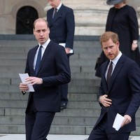 Trio Pangeran Harry, Pangeran William dan Kate Middleton ketika menghadiri Grenfell Tower National Servicr di Katedral St. Paul, London, pada Desember 2017. Acara ini untuk memperingati peristiwa kebakaran di Menara Grenfell yang menewaskan 71 orang. Ketiganya mengenakan busana serba hitam sebagai bentuk mengheningkan cipta. Foto: Getty Images