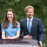 Ikut konvoi The Patrons Lunch dalam rangka perayaan ulang tahun Ratu Elizabeth II yang ke-90, ketiganya tampak tertawa bahagia. Foto: Getty Images