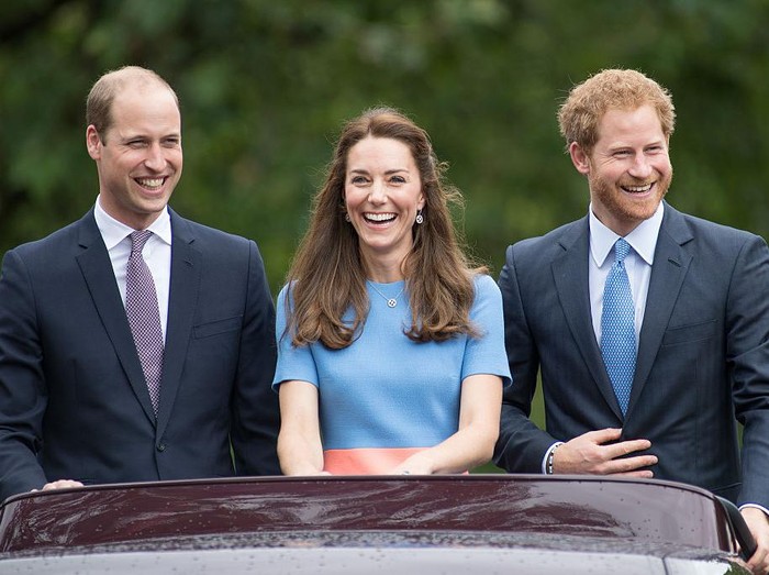 LONDON, ENGLAND - JUNE 10:  Prince William, Duke of Cambridge, Catherine, Duchess of Cambridge and Prince Harry arrive for a service of thanksgiving for Queen Elizabeth IIs 90th birthday at St Pauls cathedral on June 10, 2016 in London, United Kingdom. (Photo by Matt Dunham - WPA Pool/Getty Images)
