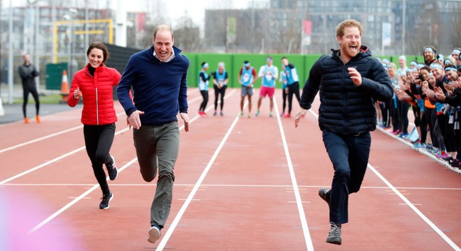 William, Harry dan Kate berpartisipasi dalam Marathon Training Day bersama tim Heads Together di Queen Elizabeth Olympic Park, 5 Februari 2017. Mereka tampak menikmati lomba lari ini, terutama Pangeran Harry! Foto: Getty Images