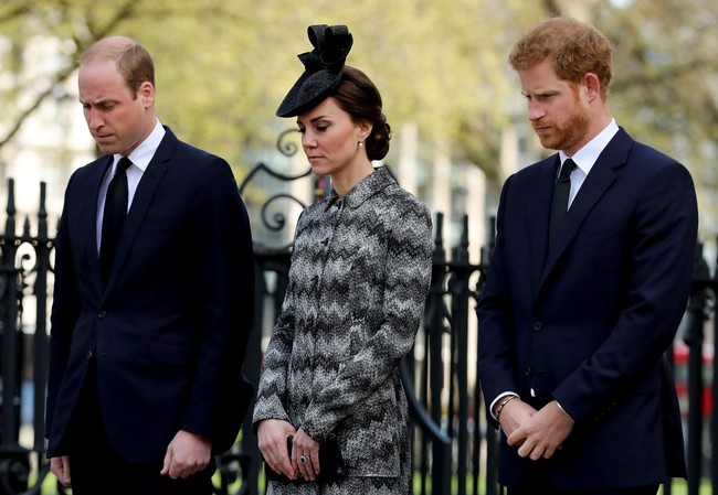 Momen ini tertangkap kamera saat William, Harry dan Kate menghadiri pelayanan Service of Hope di Westminster Abbey pada 15 April 2017 untuk memberi penghormatan kepada empat korban tewas akibat aksi teror Khalid Masood di 22 Maret. Foto: Getty Images