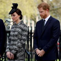 Momen ini tertangkap kamera saat William, Harry dan Kate menghadiri pelayanan Service of Hope di Westminster Abbey pada 15 April 2017 untuk memberi penghormatan kepada empat korban tewas akibat aksi teror Khalid Masood di 22 Maret. Foto: Getty Images