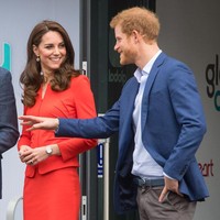 Gelak tawa ketiganya kembali terabadikan ketika menghadiri peresmian pembukaan The Global Academy di Hayes, Inggris, pada 20 April 2017. The Global Academy merupakan sekolah negeri yang khusus mendidik siswa di bidang penyiaran dan media digital. Foto: Getty Images