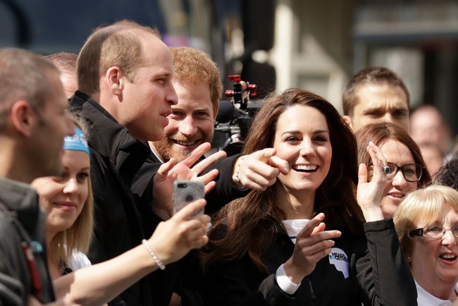 Momen manis lainnya terekam ketika William, Harry dan Kate hadir untuk memberikan semangat kepada para pelari di acara London Marathon 2017 pada 23 April. Foto: Getty Images