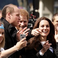 Momen manis lainnya terekam ketika William, Harry dan Kate hadir untuk memberikan semangat kepada para pelari di acara London Marathon 2017 pada 23 April. Foto: Getty Images