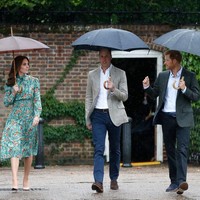 Bahkan saat berjalan di tengah hujan, tiga anggota royal ini masih menyempatkan waktu untuk berbincang. Ini merupakan momen saat mereka mengunjungi The Sunken Garden di Istana Kensington pada 30 Agustus 2017. Foto: Getty Images