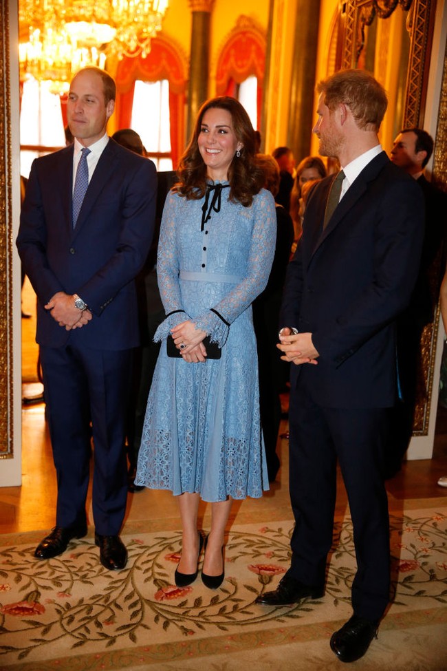 Lagi, ketiganya tampak menikmati momen berbincang akrab saat mendatangi resepsi World Mental Health Day di Istana Buckingham, London, Inggris, pada 10 Oktober 2017. Foto: Getty Images