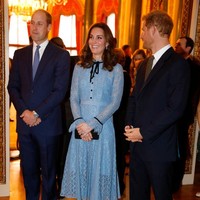 Lagi, ketiganya tampak menikmati momen berbincang akrab saat mendatangi resepsi World Mental Health Day di Istana Buckingham, London, Inggris, pada 10 Oktober 2017. Foto: Getty Images