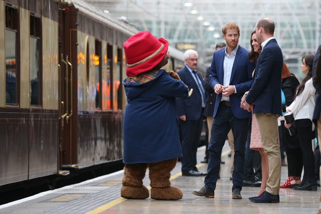 Pangeran William, Pangeran Harry dan Kate Middleton bertemu beruang Paddington di platform 1 stasiun kereta Paddington. Mereka tampak asyik bercengkerama dengan para pemain dan kru film Paddington 2 pada 16 Oktober 2017. Foto: Getty Images