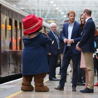Pangeran William, Pangeran Harry dan Kate Middleton bertemu beruang Paddington di platform 1 stasiun kereta Paddington. Mereka tampak asyik bercengkerama dengan para pemain dan kru film Paddington 2 pada 16 Oktober 2017. Foto: Getty Images