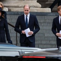 Masih di momen yang sama, tiga keluarga kerajaan yang dulu selalu tampil kompak ini terlihat meninggalkan katedral usai acara. Foto: Getty Images