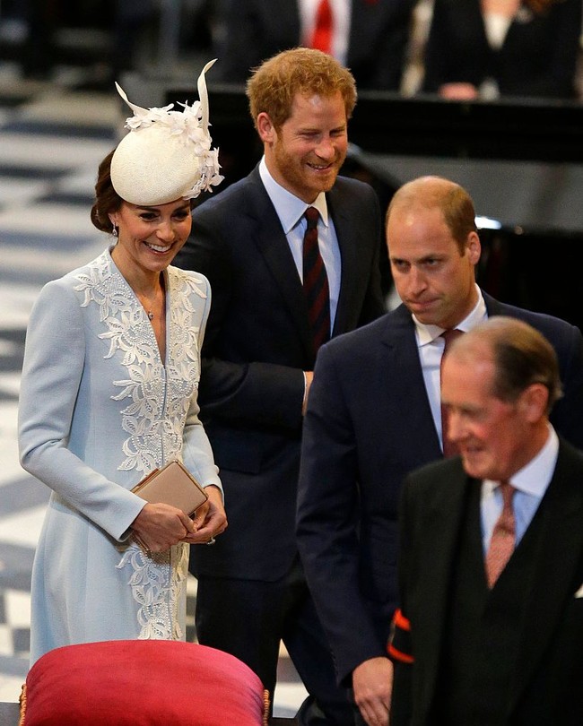 Terlihat keakraban Kate Middleton dan Pangeran Harry yang tertawa bersama setelah acara National Service of Thanksgiving di Katedral St. Paul, London, Inggris, pada 10 Juni 2016. Foto: Getty Images